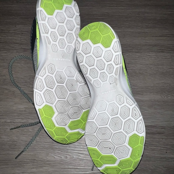 Women’s Nike Tennis Shoes Size 8 - Picture 2 of 4